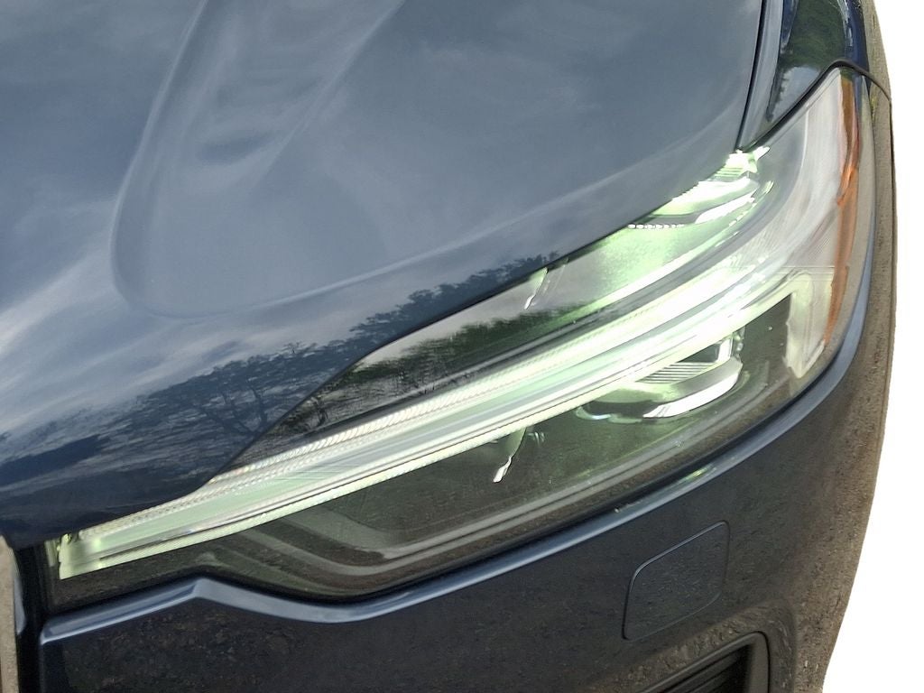 2022 Volvo XC60 B5 Momentum w/Climate Package