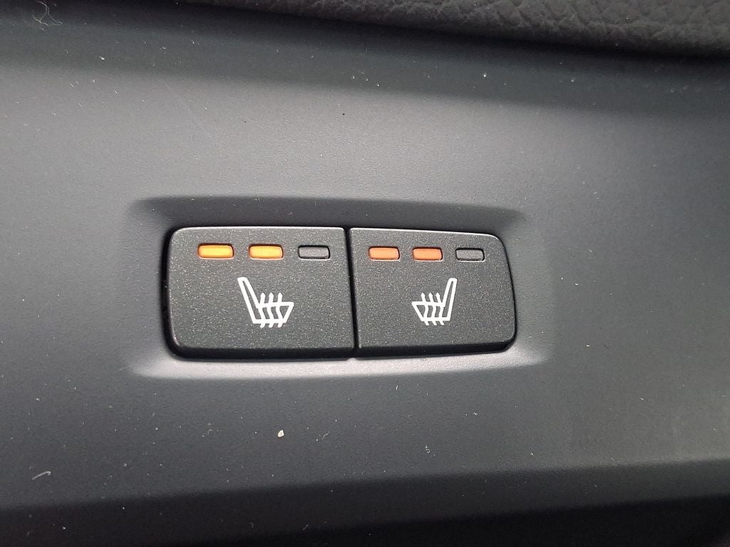 2022 Volvo XC60 B5 Momentum w/Climate Package