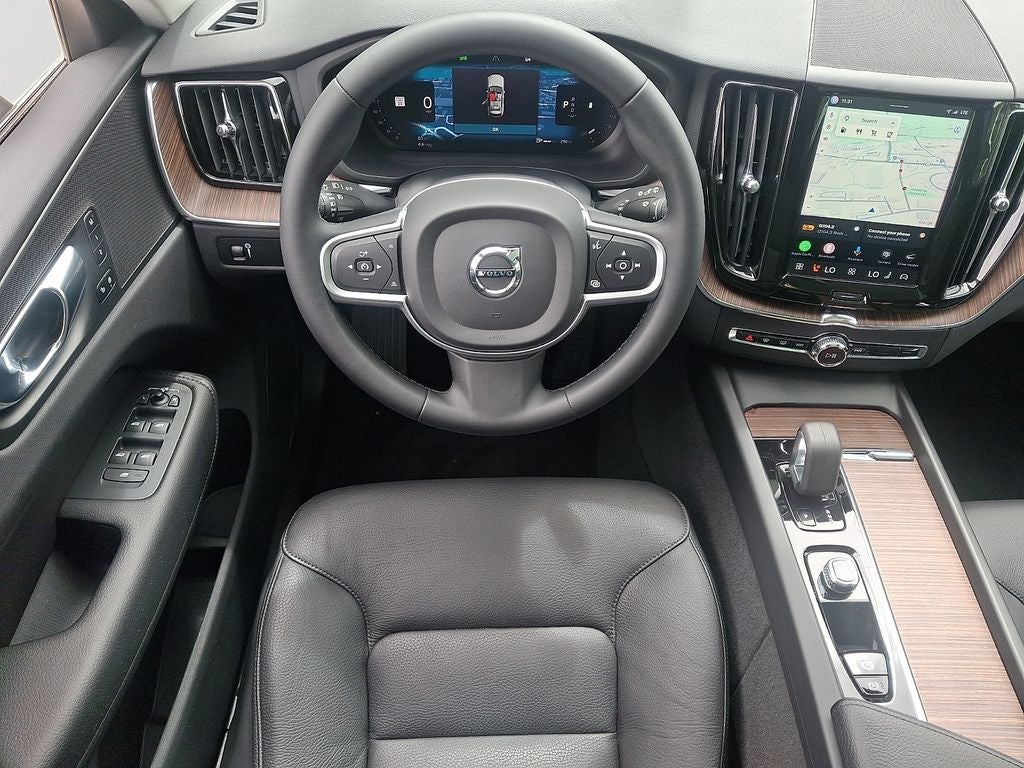 2022 Volvo XC60 B5 Momentum w/Climate Package