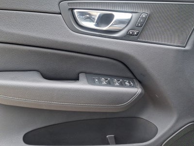 2022 Volvo XC60 B5 Momentum w/Climate Package