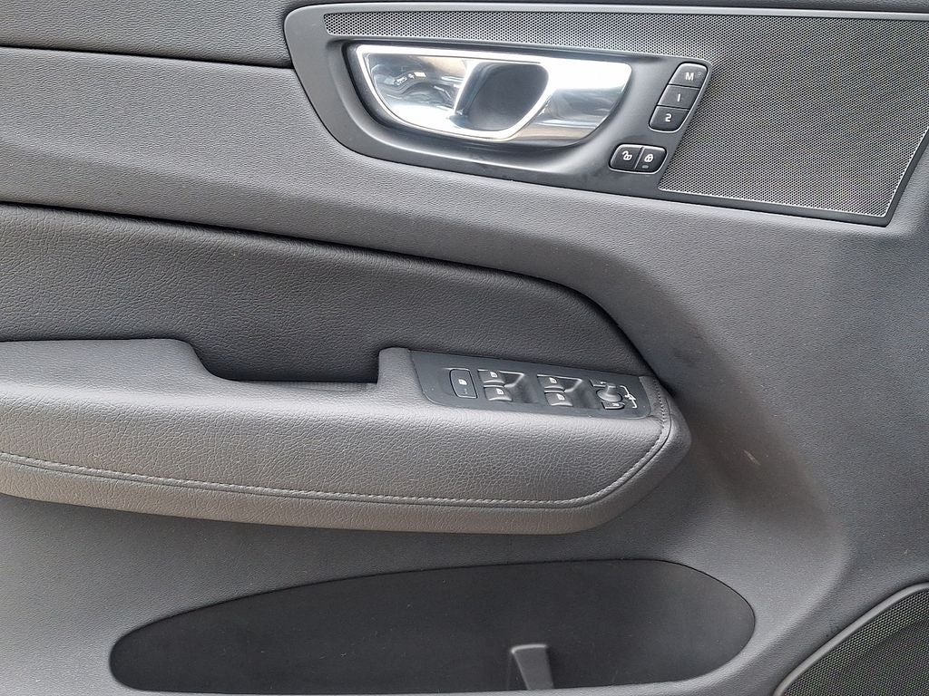 2022 Volvo XC60 B5 Momentum w/Climate Package
