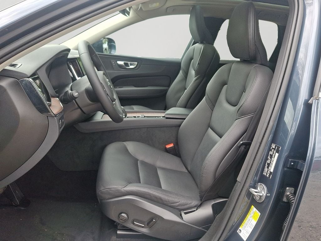 2022 Volvo XC60 B5 Momentum w/Climate Package