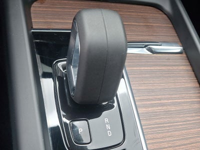 2022 Volvo XC60 B5 Momentum w/Climate Package