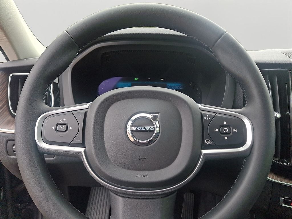 2022 Volvo XC60 B5 Momentum w/Climate Package