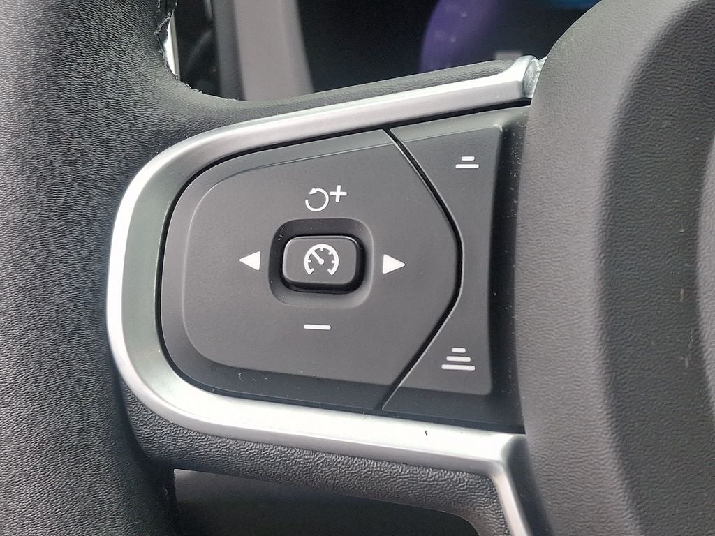 2022 Volvo XC60 B5 Momentum w/Climate Package