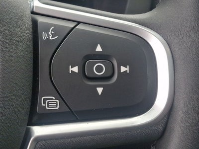 2022 Volvo XC60 B5 Momentum w/Climate Package