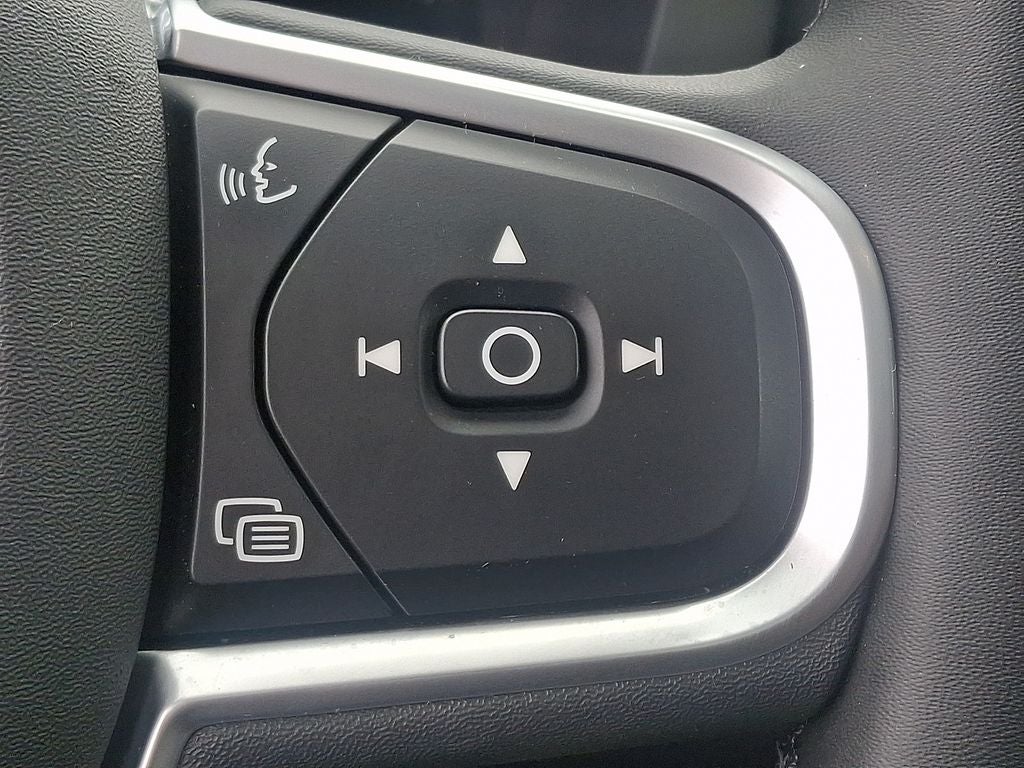 2022 Volvo XC60 B5 Momentum w/Climate Package