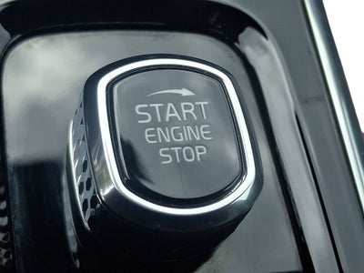 2022 Volvo XC60 B5 Momentum w/Climate Package