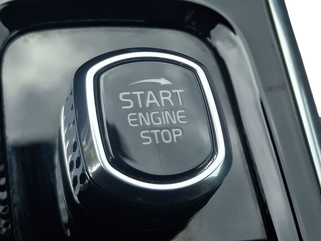 2022 Volvo XC60 B5 Momentum w/Climate Package