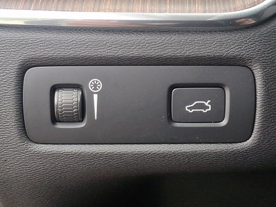 2022 Volvo XC60 B5 Momentum w/Climate Package