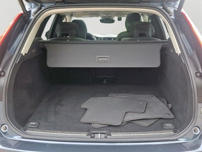 2022 Volvo XC60 B5 Momentum w/Climate Package