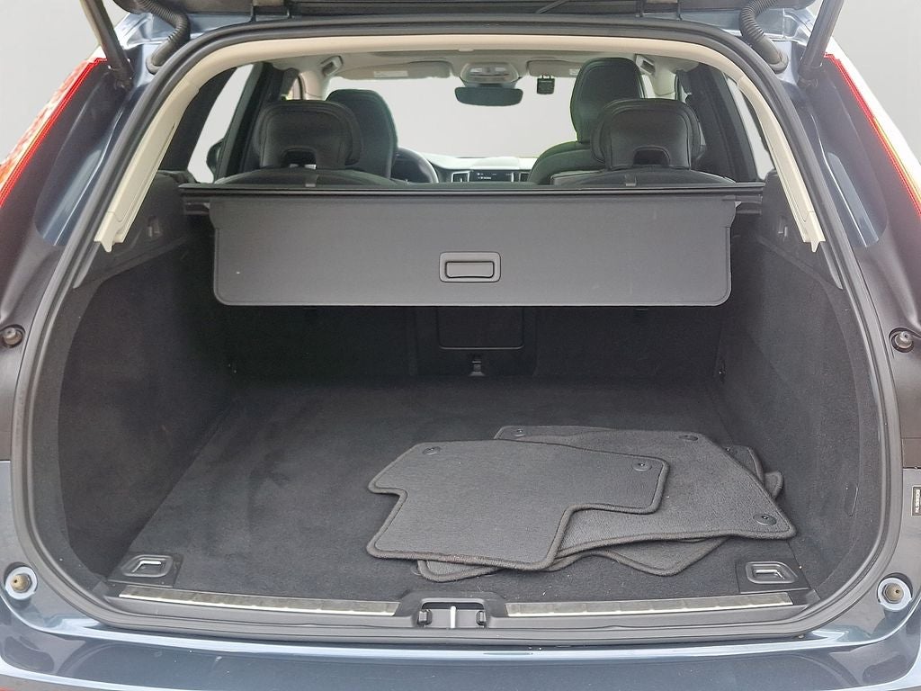 2022 Volvo XC60 B5 Momentum w/Climate Package