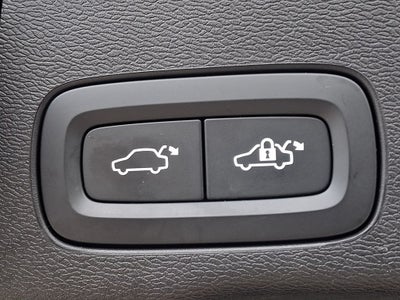 2022 Volvo XC60 B5 Momentum w/Climate Package