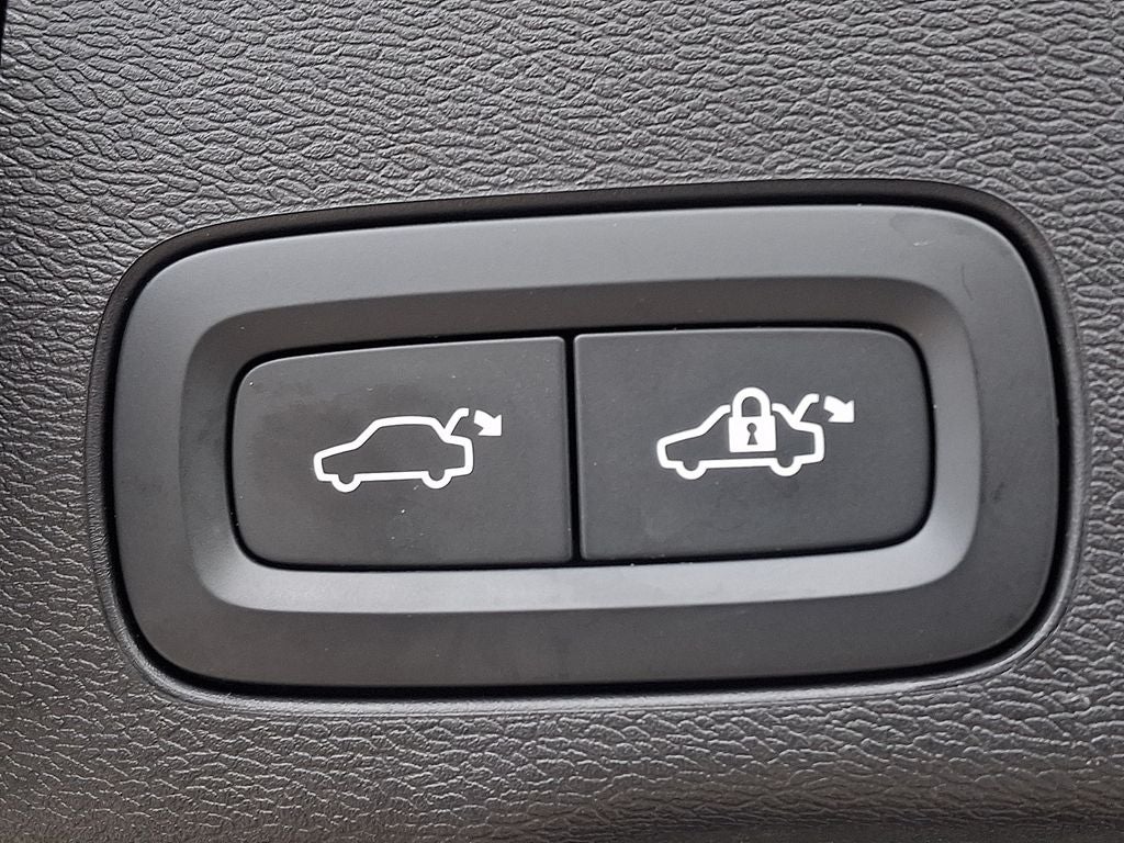2022 Volvo XC60 B5 Momentum w/Climate Package