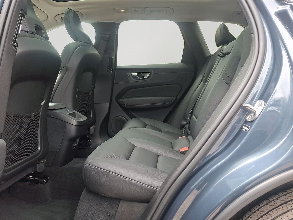 2022 Volvo XC60 B5 Momentum w/Climate Package