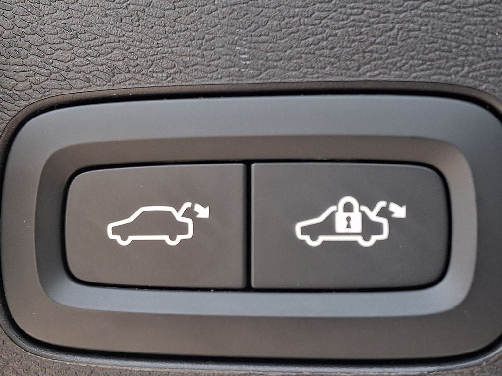 2026 Volvo XC60 B5 Core w/Climate package
