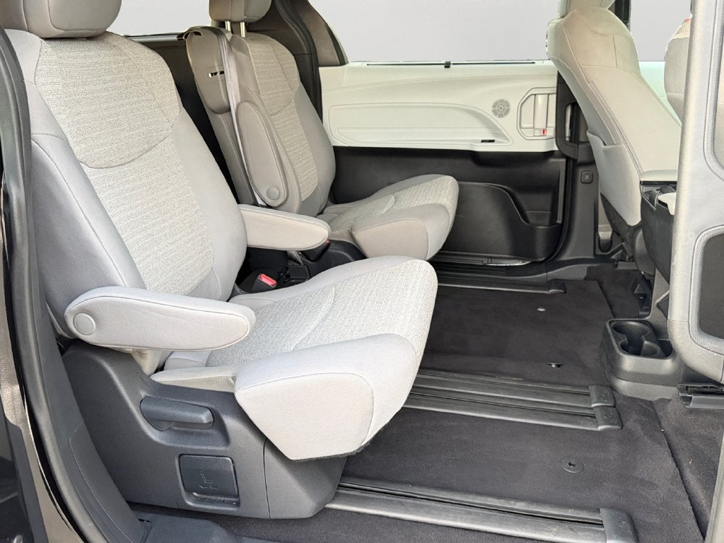 2025 Toyota Sienna LE 8 Passenger