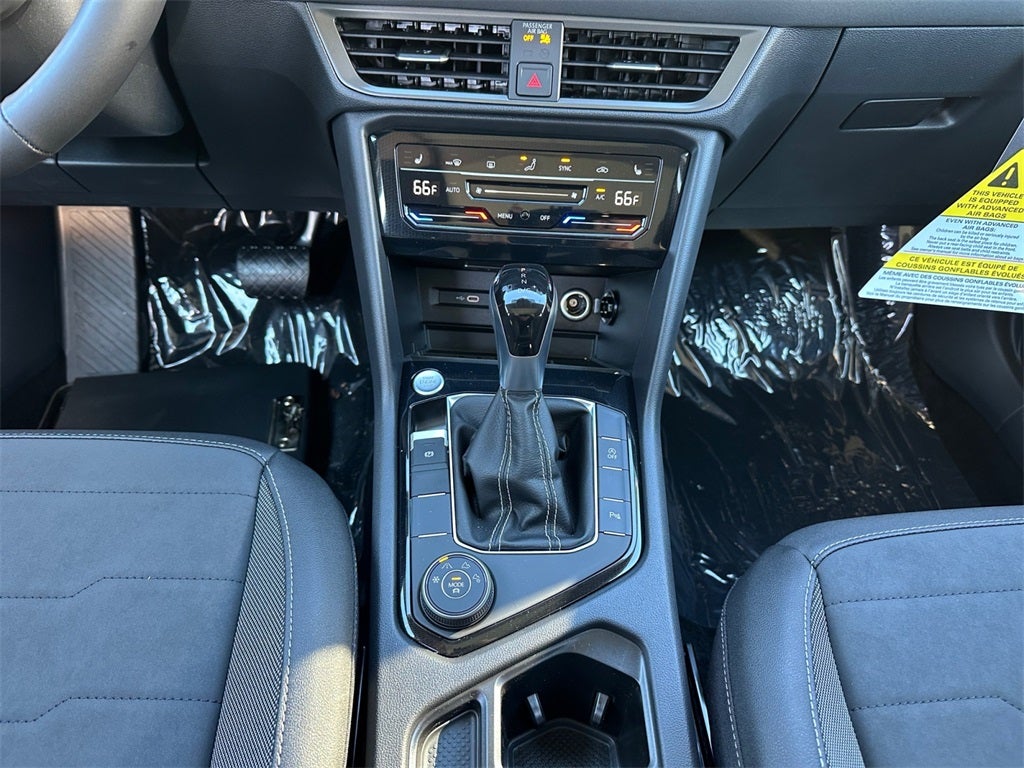 2025 Volkswagen Taos 1.5T SE Black