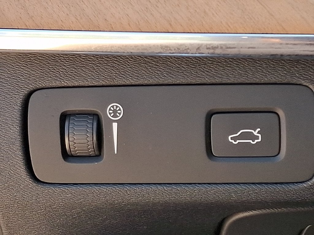 2021 Volvo XC90 T6 Momentum