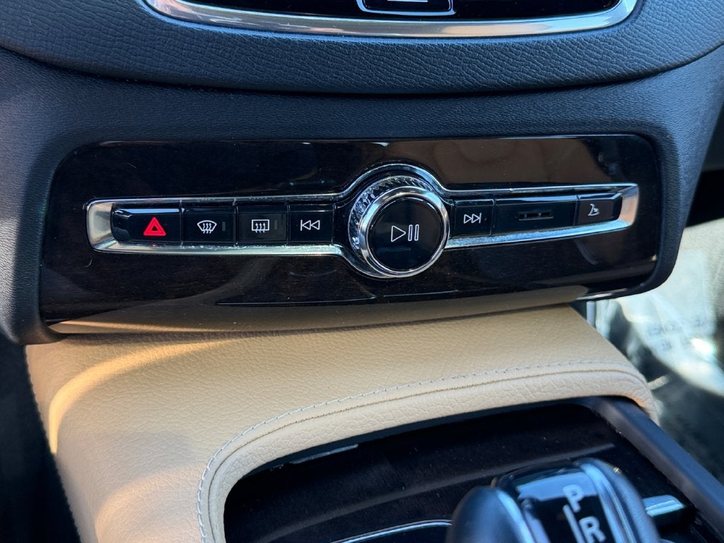 2017 Volvo XC90 T6 Momentum