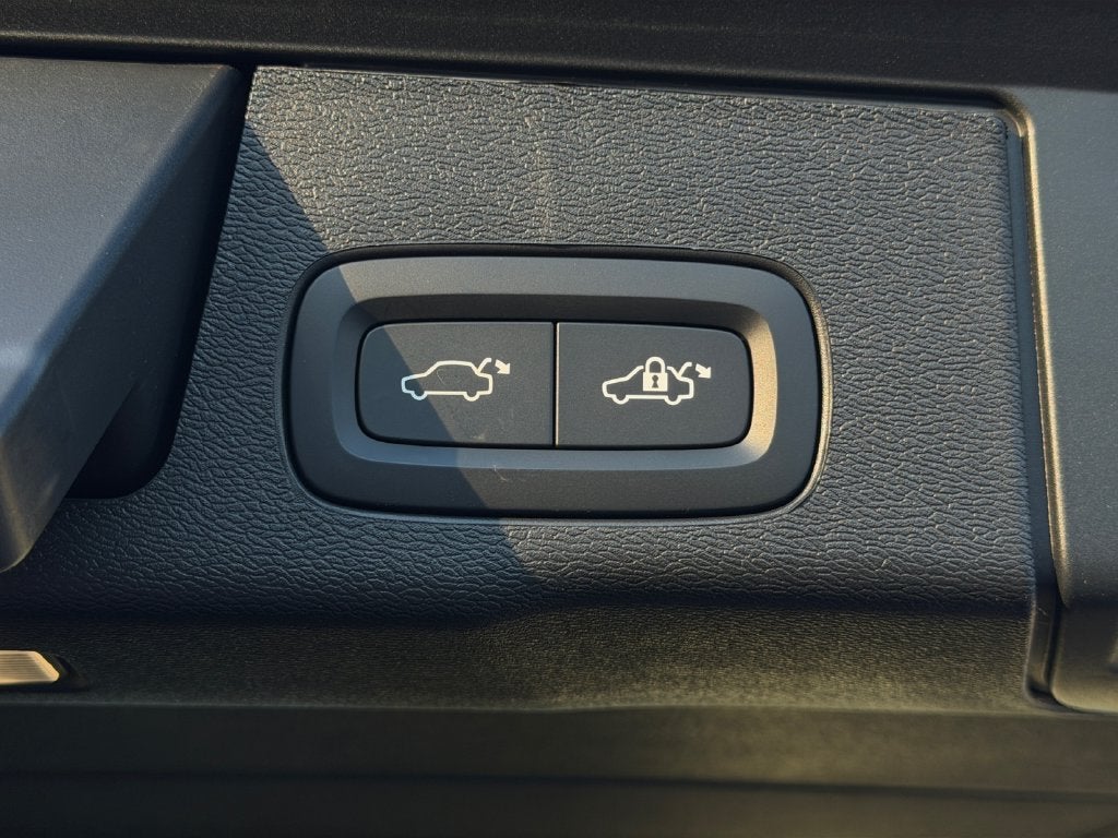 2026 Volvo XC60 Plug-In Hybrid T8 Plus