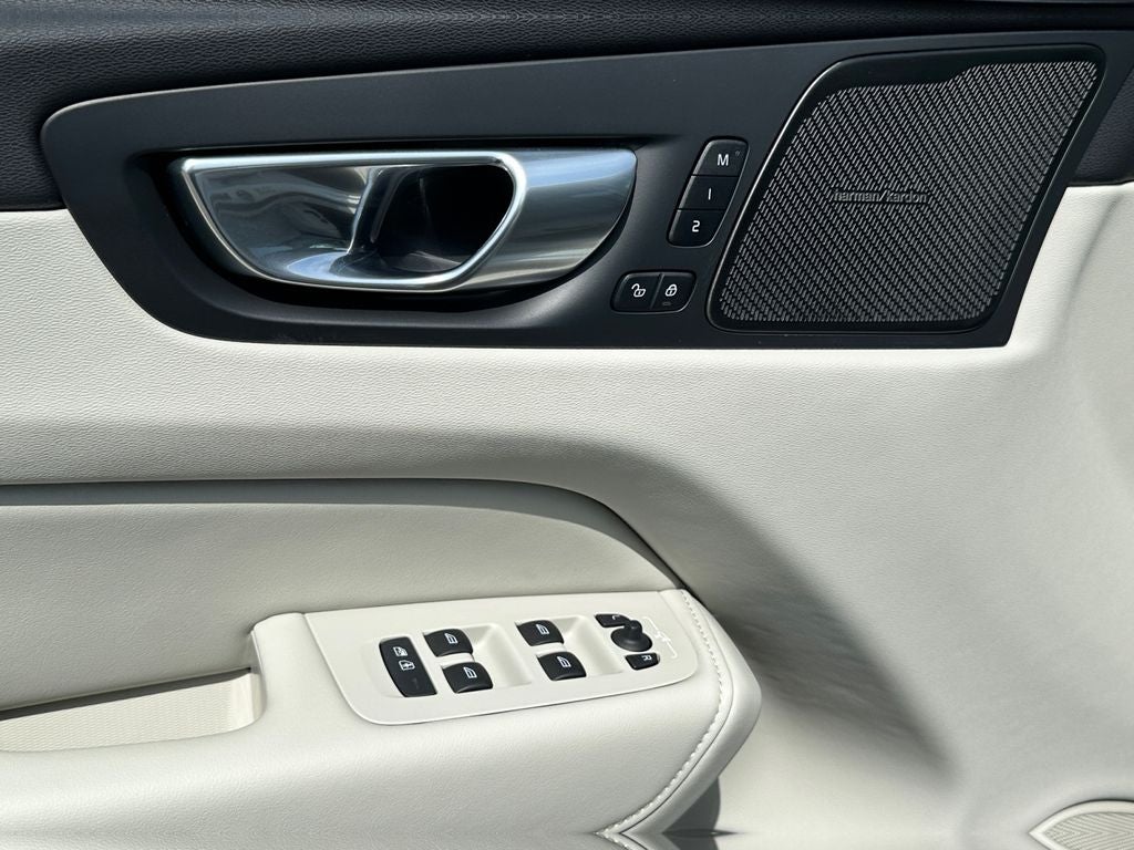 2024 Volvo XC60 B5 Ultimate Dark Theme