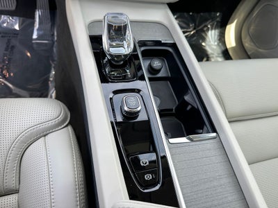 2024 Volvo XC60 B5 Ultimate Dark Theme