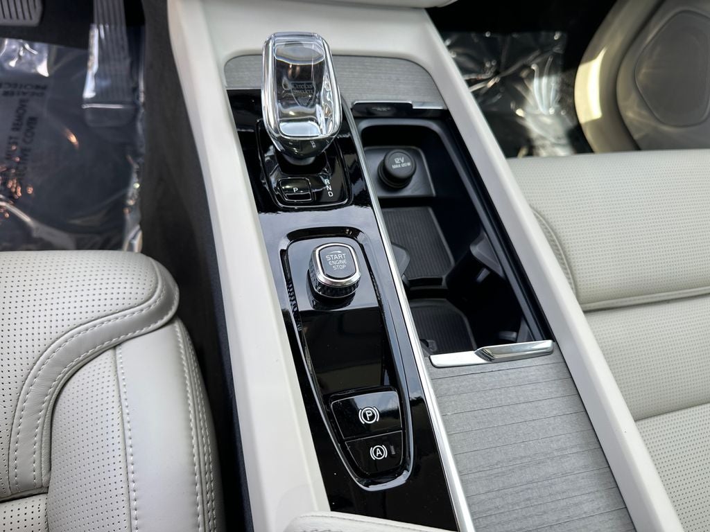 2024 Volvo XC60 B5 Ultimate Dark Theme