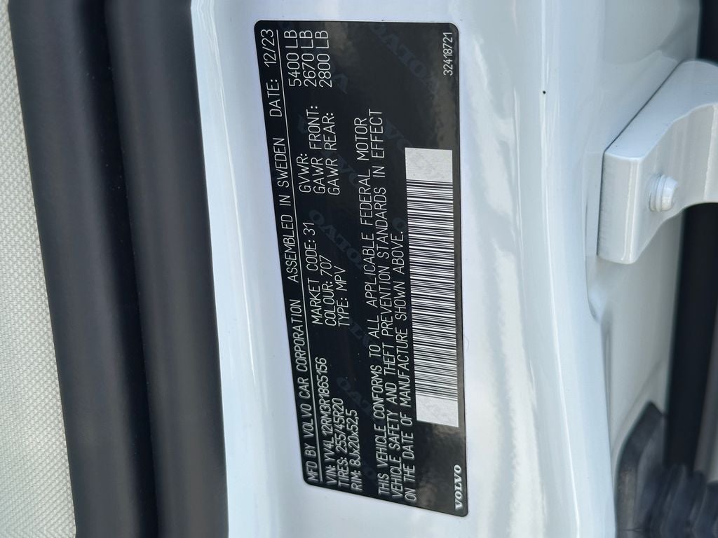 2024 Volvo XC60 B5 Ultimate Dark Theme