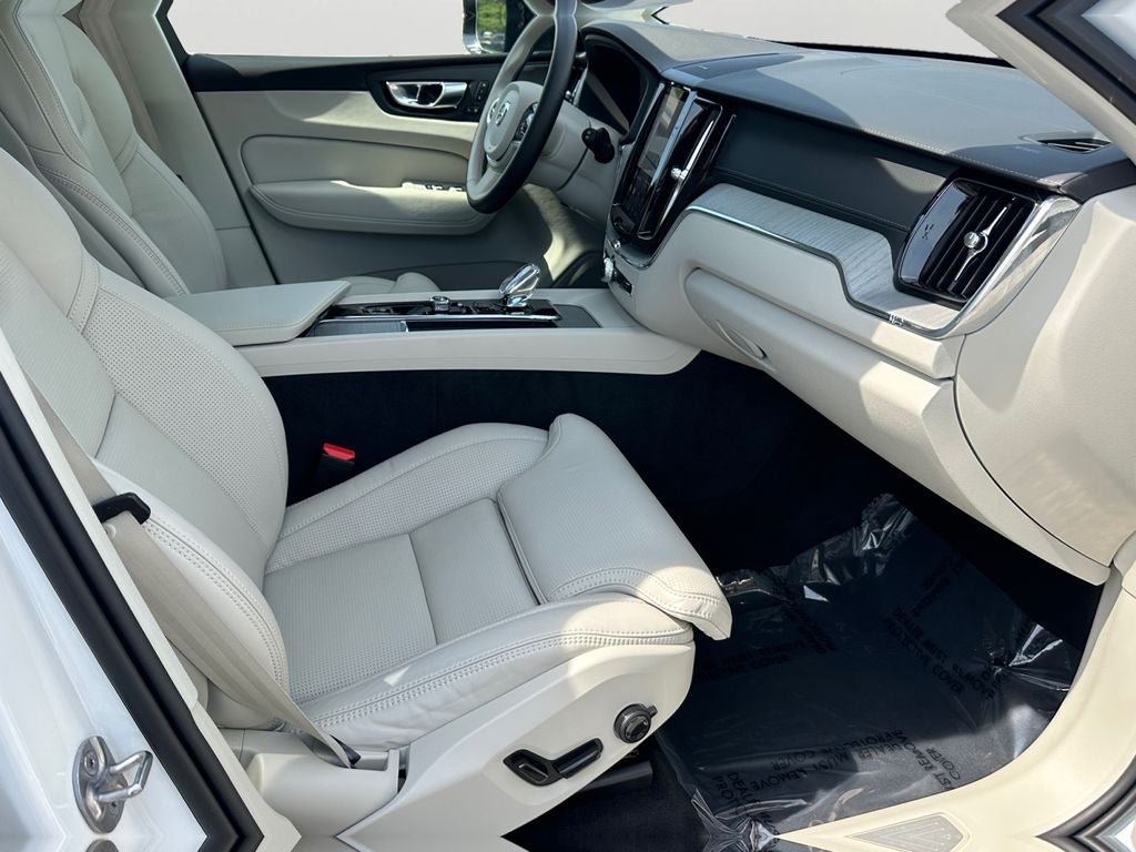 2024 Volvo XC60 B5 Ultimate Dark Theme