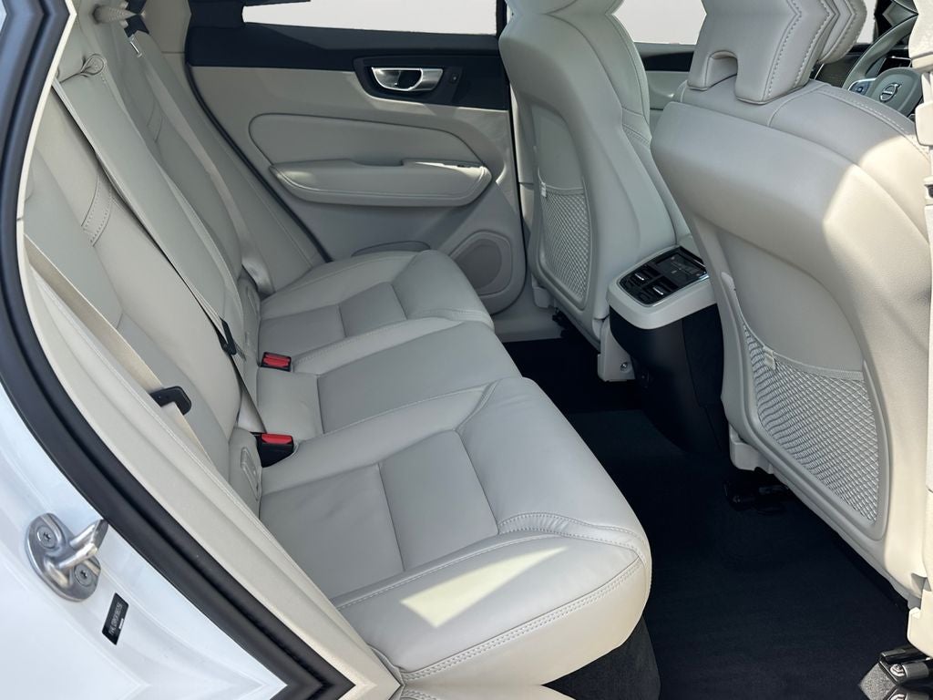 2024 Volvo XC60 B5 Ultimate Dark Theme