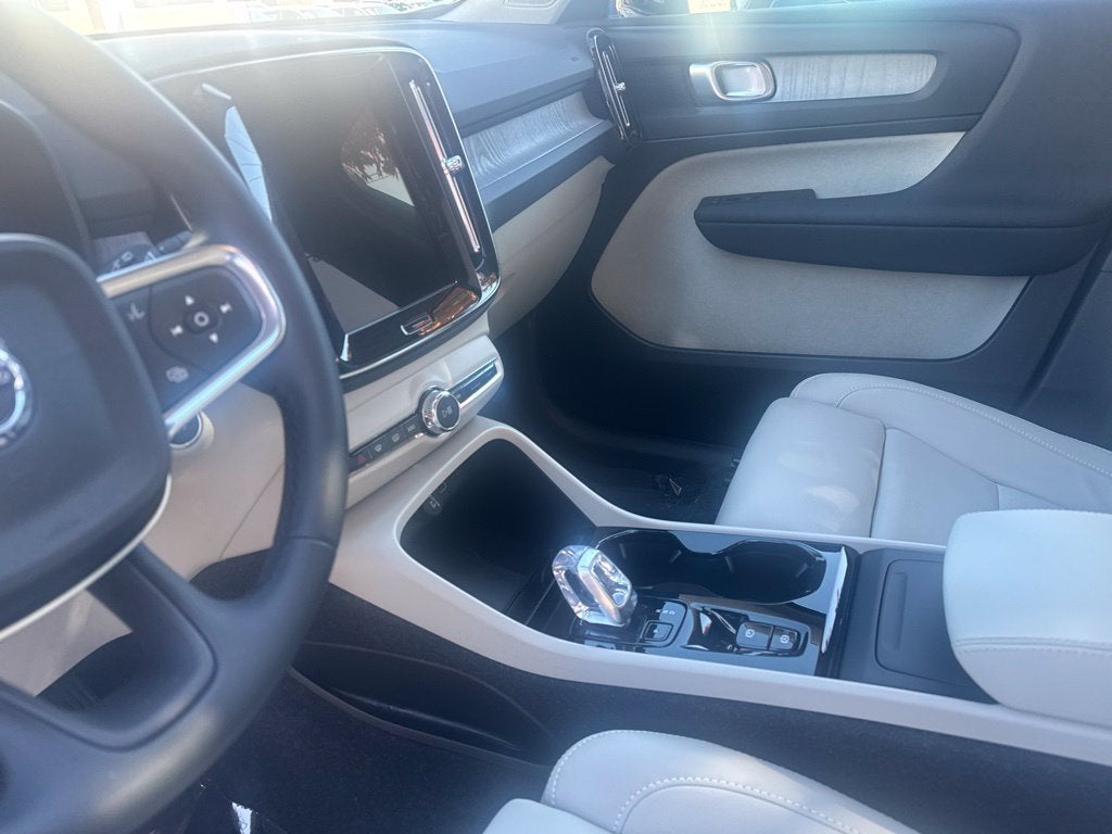 2025 Volvo XC40 B5 Plus Dark Theme