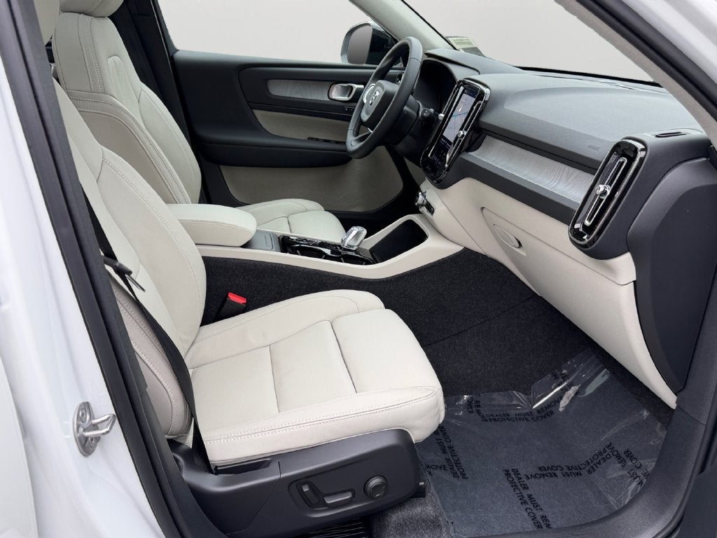 2025 Volvo XC40 B5 Plus Dark Theme