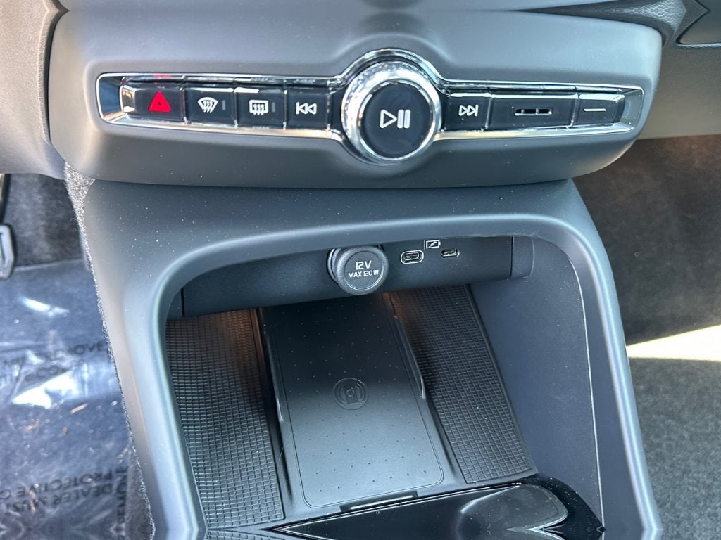 2026 Volvo XC40 B5 Ultra Black Edition