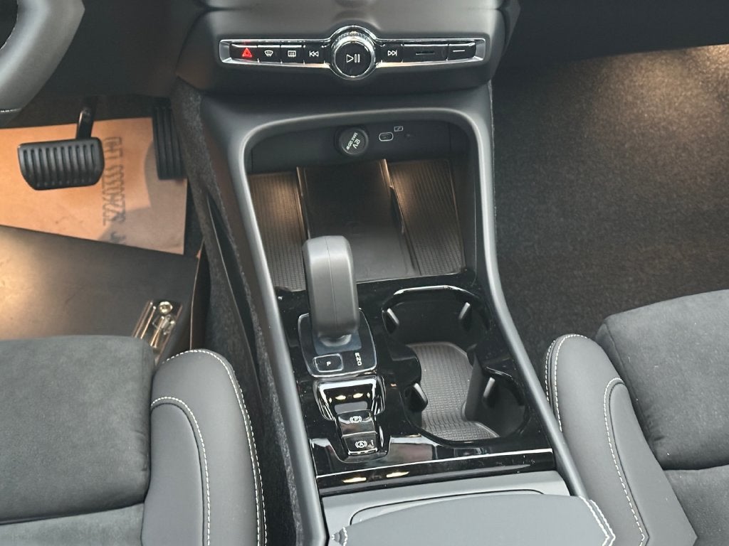 2026 Volvo XC40 B5 Ultra Black Edition