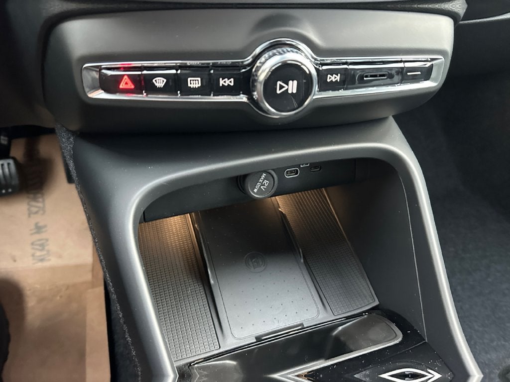 2026 Volvo XC40 B5 Ultra Black Edition