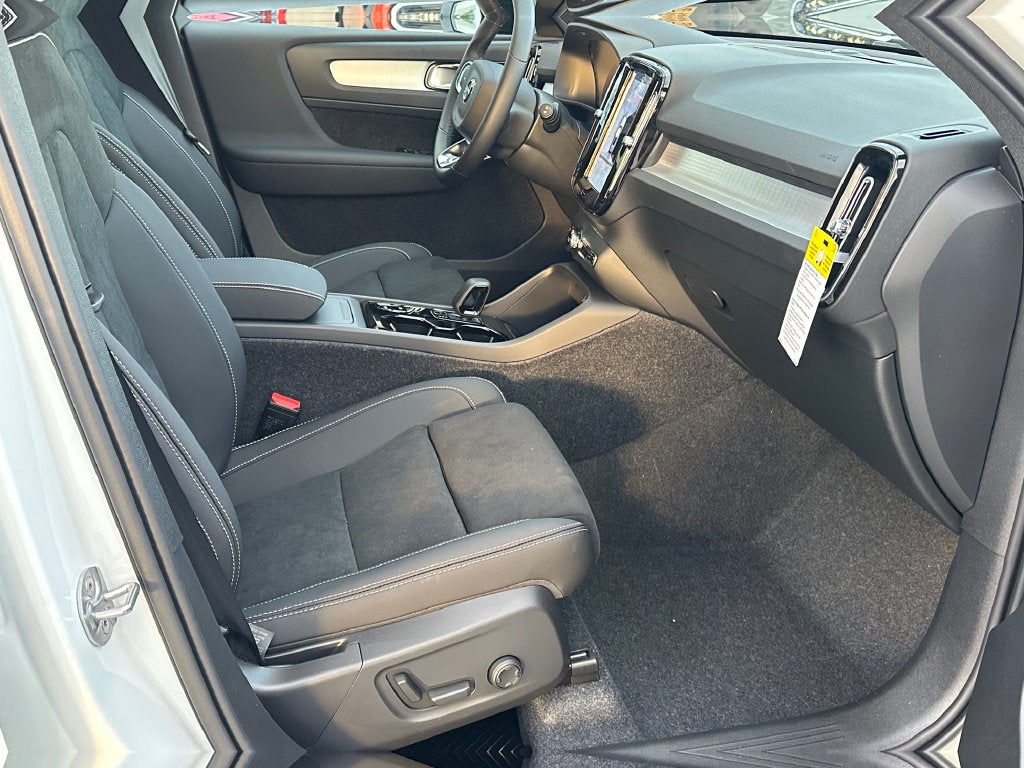 2026 Volvo XC40 B5 Ultra Black Edition
