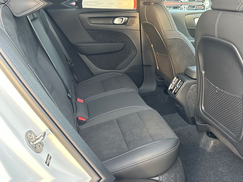 2026 Volvo XC40 B5 Ultra Black Edition