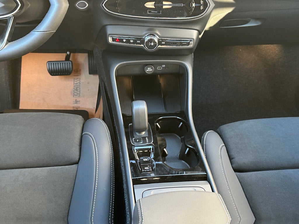 2026 Volvo XC40 B5 Ultra Black Edition