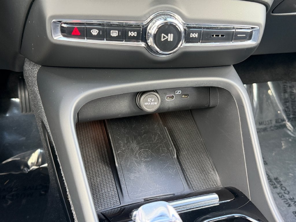 2024 Volvo XC40 B5 Plus Bright Theme