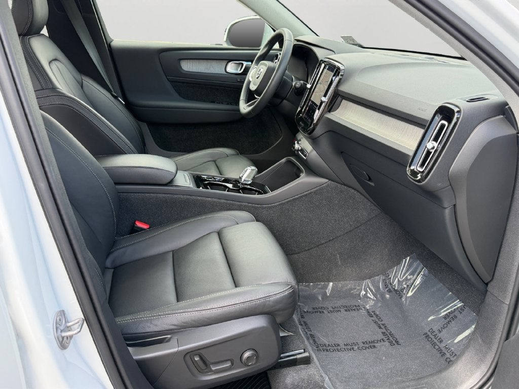 2024 Volvo XC40 B5 Plus Bright Theme