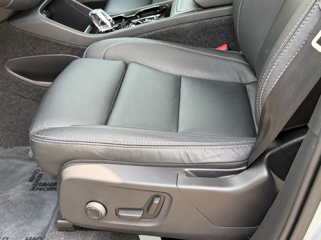 2025 Volvo XC40 B5 Plus Bright Theme Volvo Certified