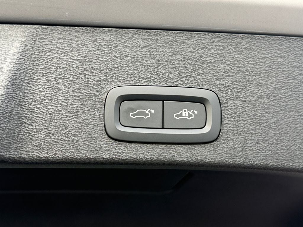 2025 Volvo XC40 B5 Core
