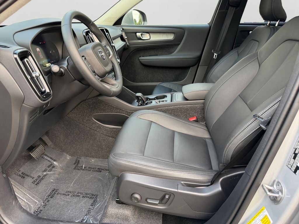 2025 Volvo XC40 B5 Core