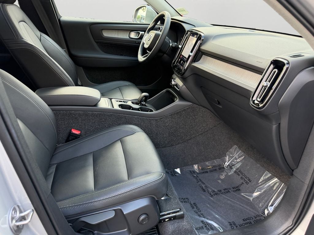 2025 Volvo XC40 B5 Core
