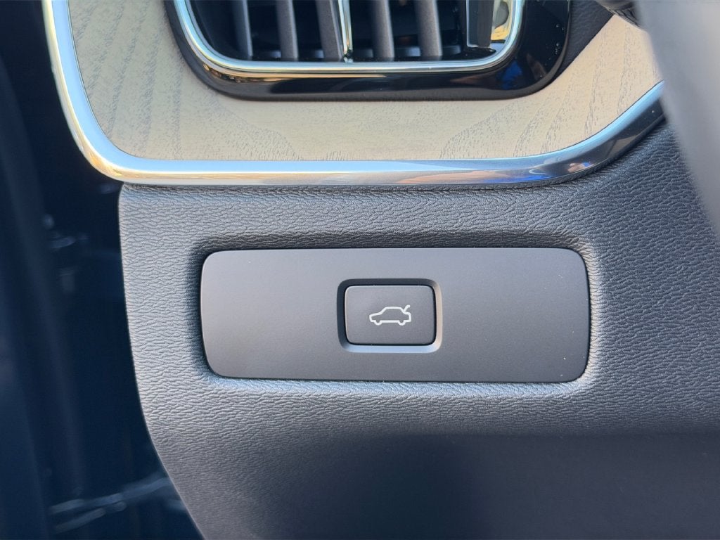 2027 Volvo XC60 B5 Plus