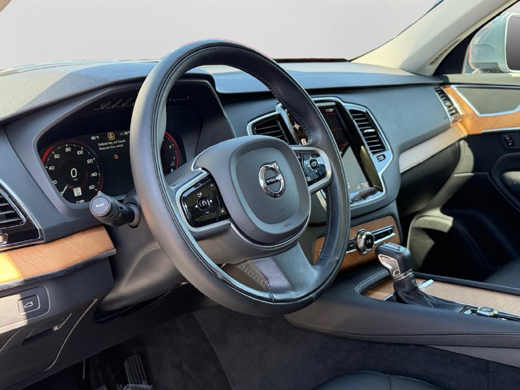 2022 Volvo XC90 T6 Momentum