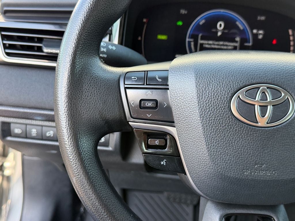 2025 Toyota Camry LE 1 OWNER / CLEAN CARFAX