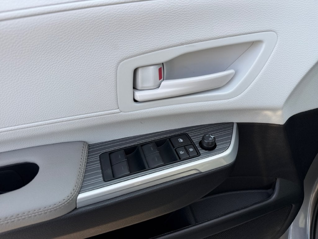 2026 Toyota Sienna LE 8 Passenger