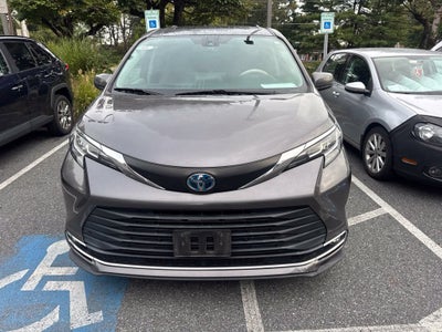 2022 Toyota Sienna XLE 8 Passenger